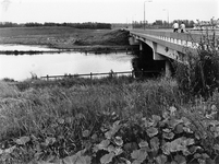 847620 Gezicht op de Hoekbrug in de 'wegomlegging Maarssen' (T23, de Sweserengseweg) over een bocht in de Vecht bij Maarssen.